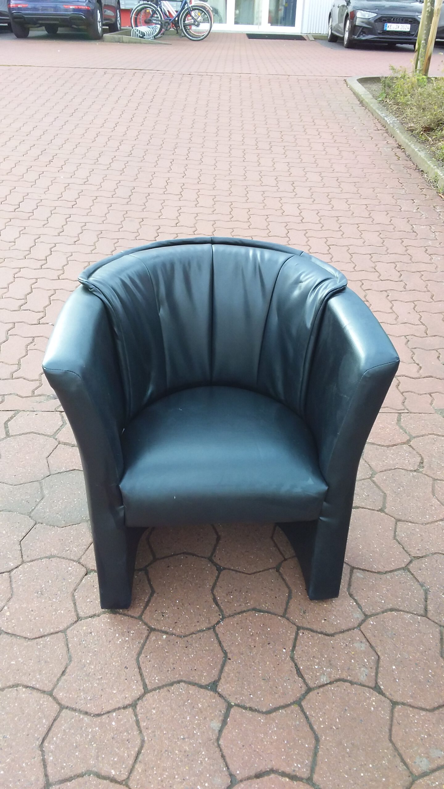 Ledersessel, Farbe schwarz, sehr leicht im Gewicht – Bild 2